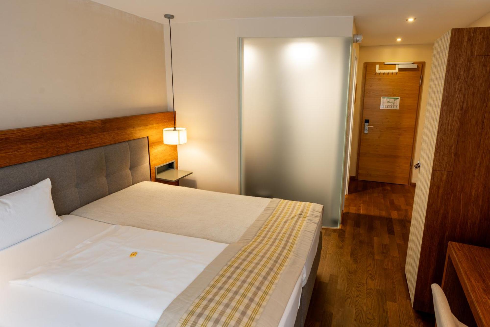 וואלדקירץ' Restaurant Hotel Zum Storchen מראה חיצוני תמונה