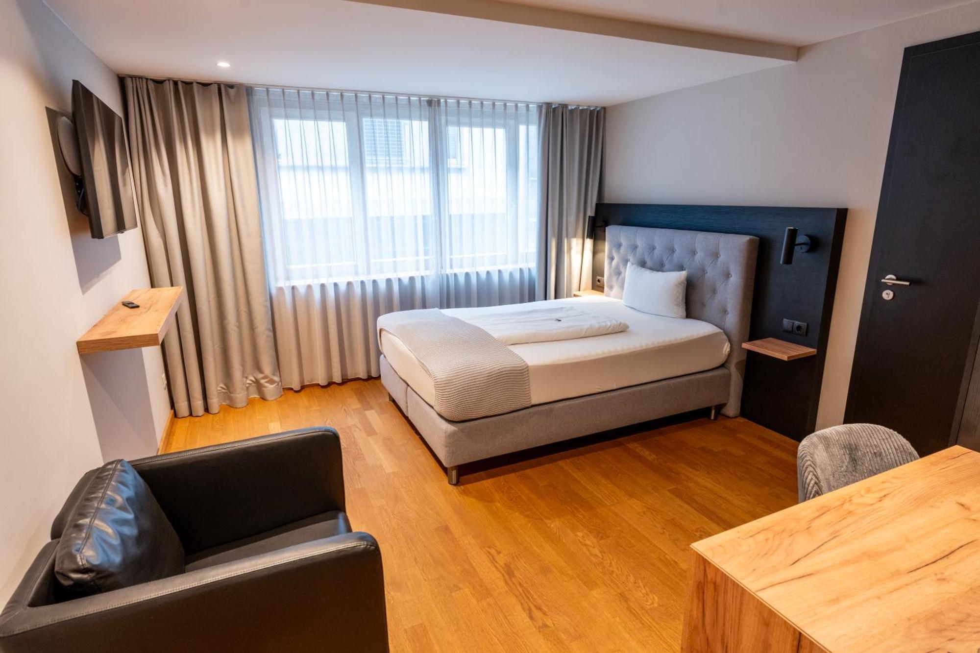 וואלדקירץ' Restaurant Hotel Zum Storchen מראה חיצוני תמונה
