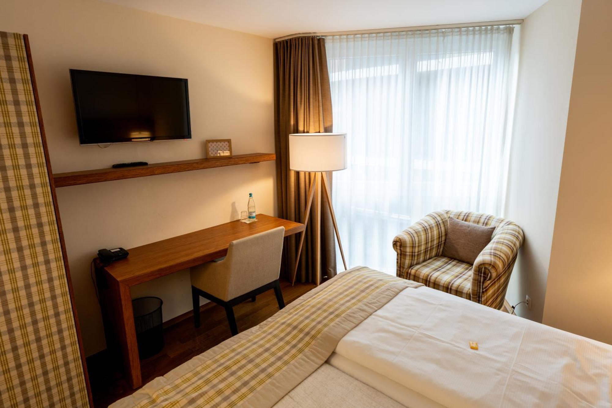 וואלדקירץ' Restaurant Hotel Zum Storchen מראה חיצוני תמונה