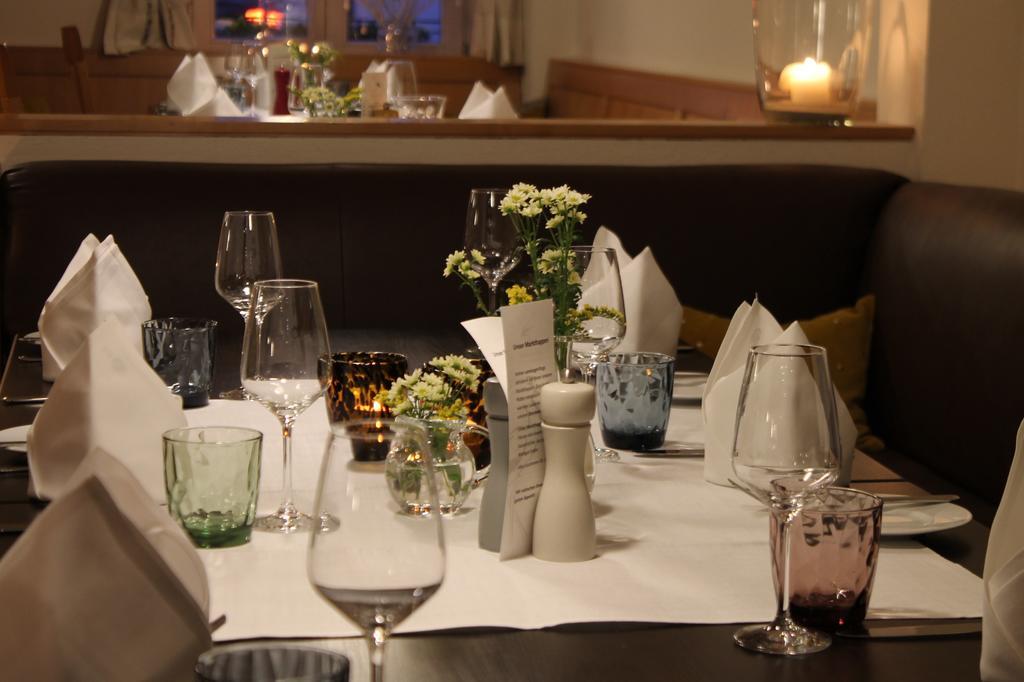 וואלדקירץ' Restaurant Hotel Zum Storchen מראה חיצוני תמונה