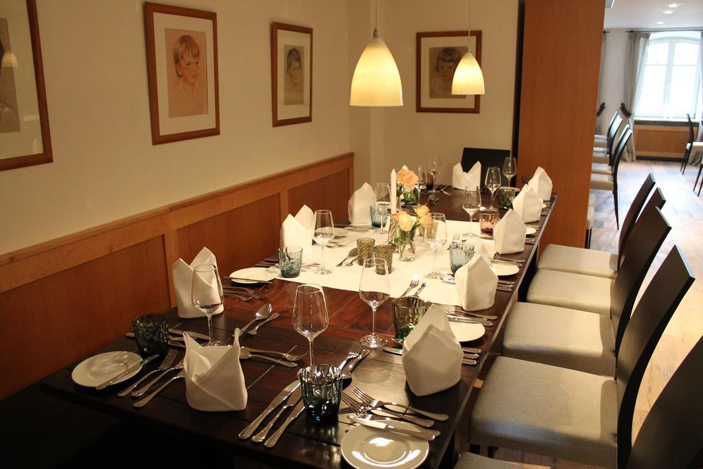 וואלדקירץ' Restaurant Hotel Zum Storchen מראה חיצוני תמונה